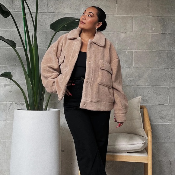 ⭐️C'EST MOI SHERPA CROP JACKET. NWT - Picture 3 of 8